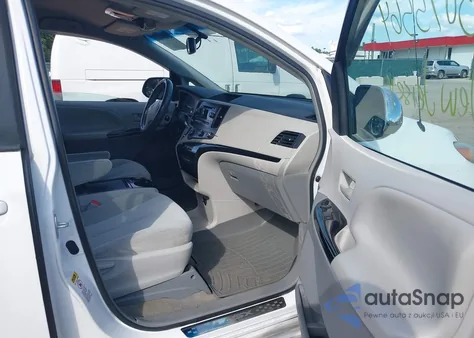 2012 Toyota Sienna Le V6 8 Passenger z USA, uszkodzony, nr VIN 5TDKK3DC1CS205210